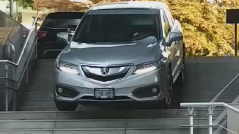 Έφυγε σαν κυρία από τις σκάλες!